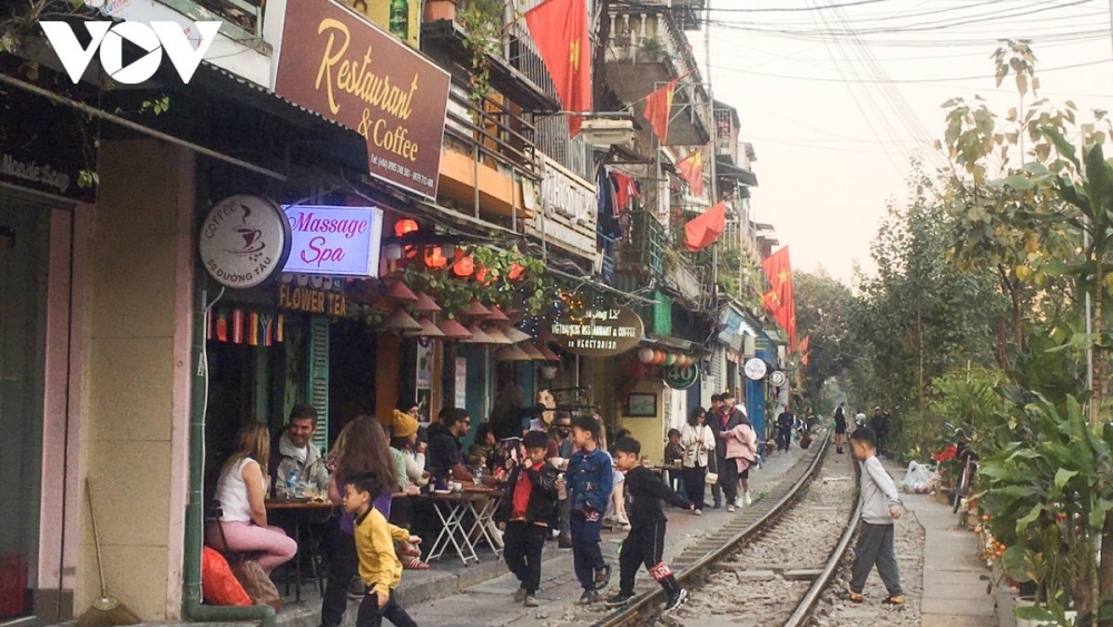 Công ty đường sắt đề nghị giải tỏa tụ điểm cà phê đường tàu Hà Nội - Ảnh 1.