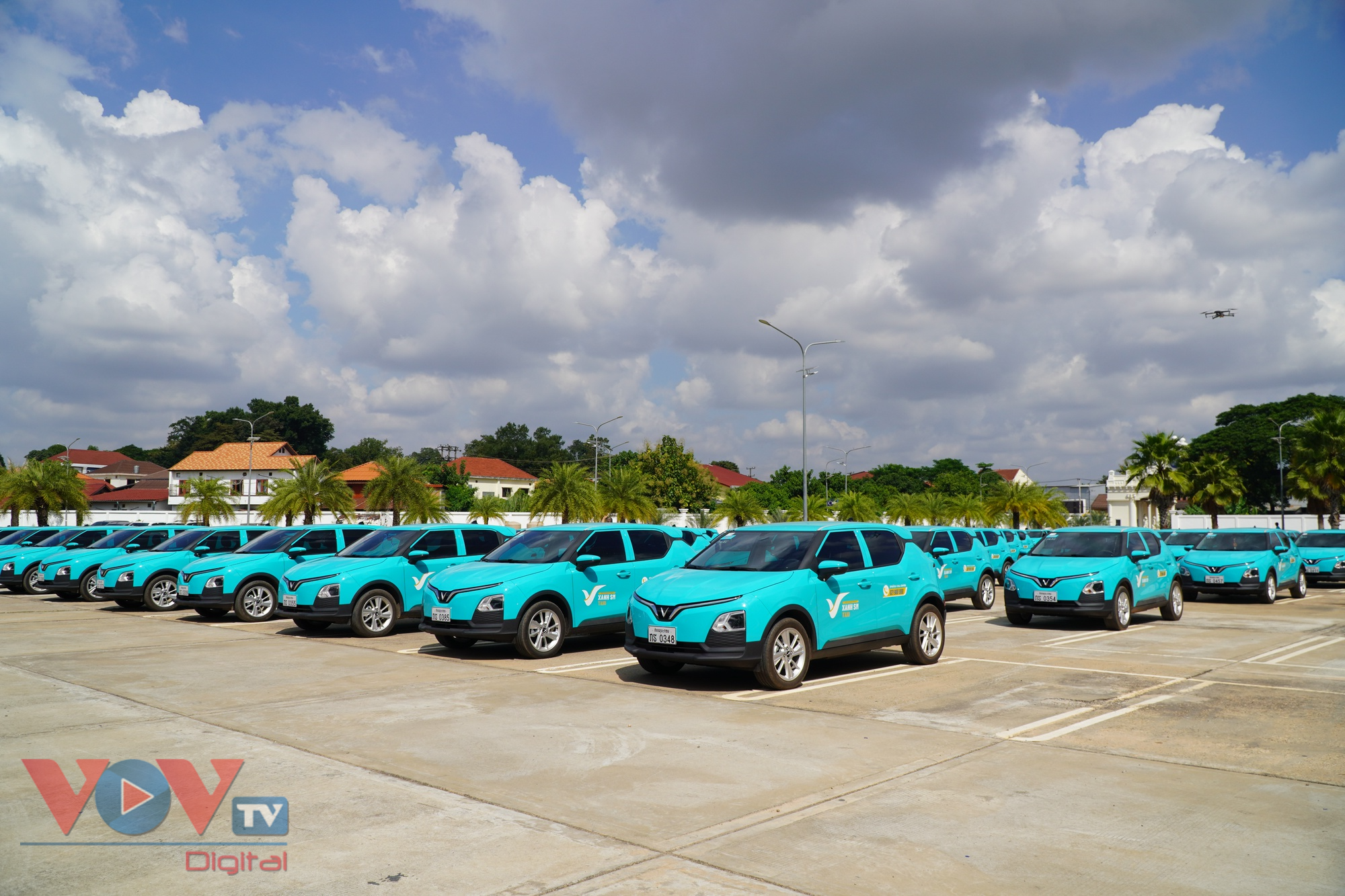 Dịch vụ taxi Xanh SM của Việt Nam chính thức khai trương tại Lào - Ảnh 3.