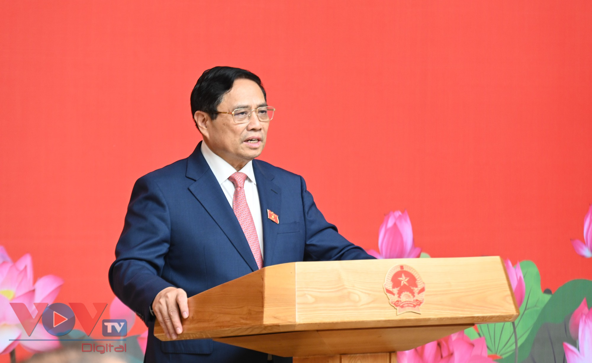Thủ tướng trao Huy hiệu Đảng cho các đồng chí Phạm Gia Khiêm và Trương Hòa Bình - Ảnh 1.