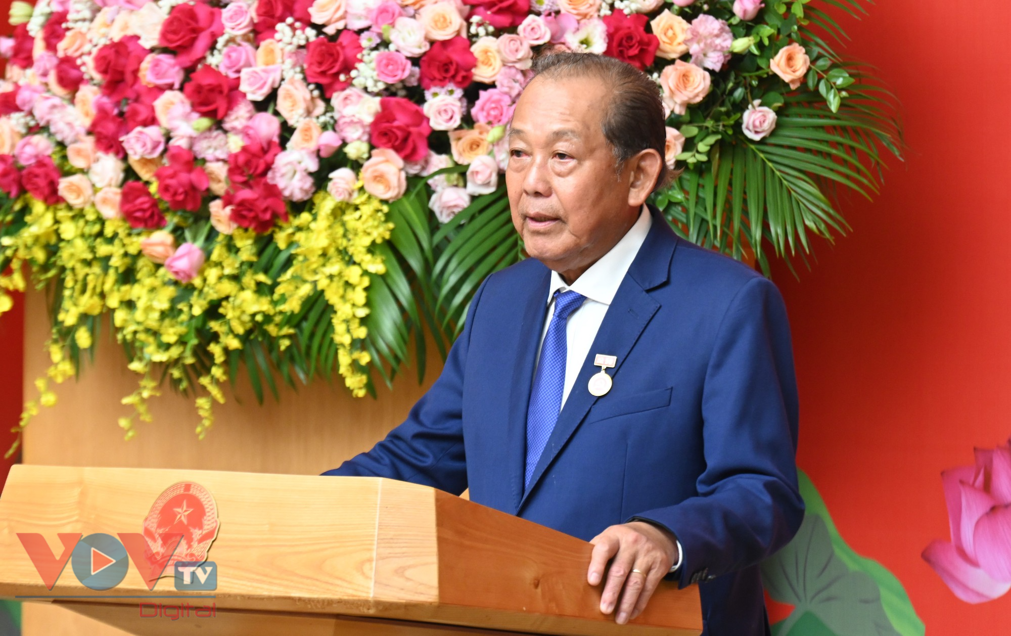Thủ tướng trao Huy hiệu Đảng cho các đồng chí Phạm Gia Khiêm và Trương Hòa Bình - Ảnh 2.
