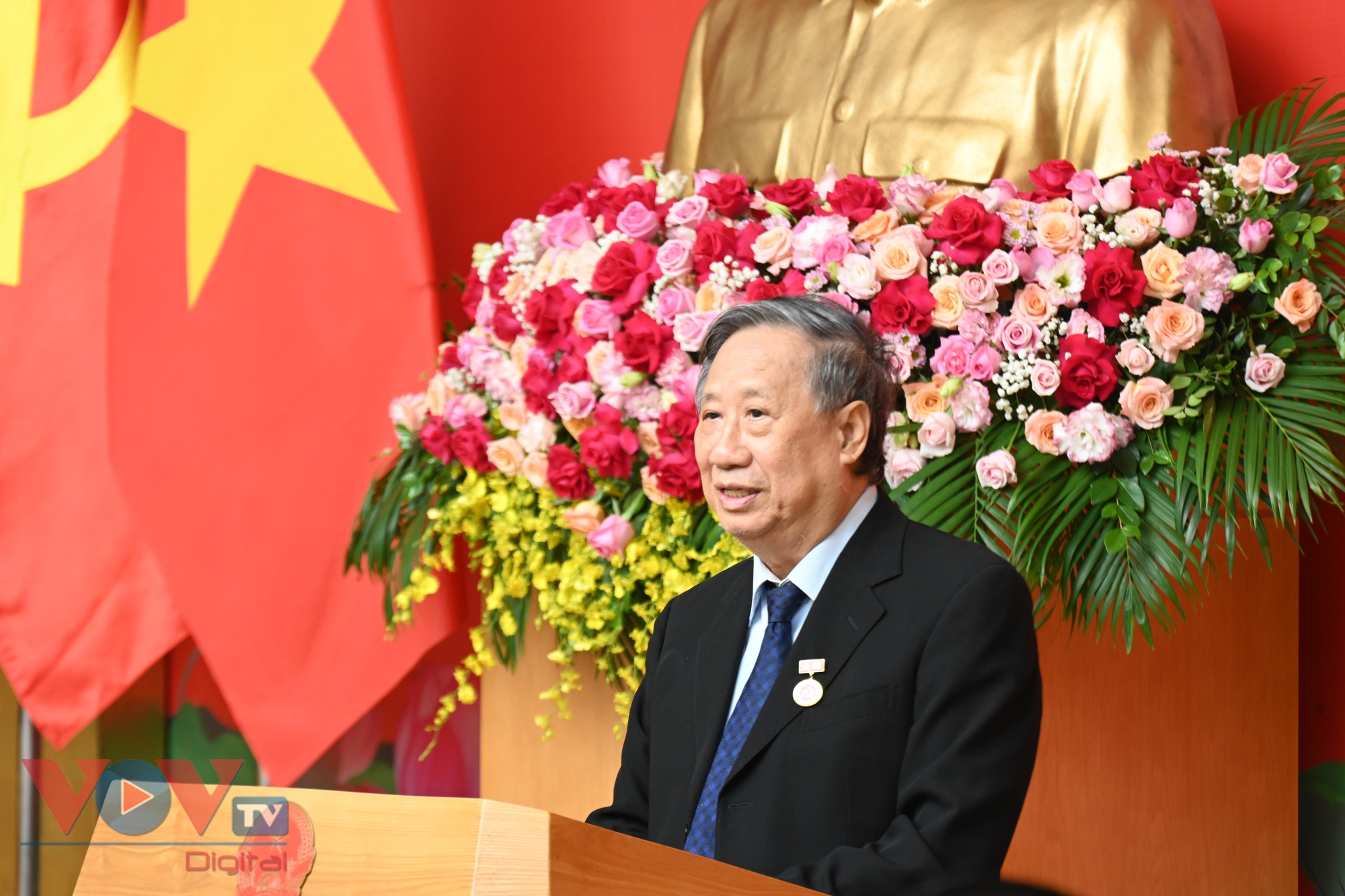 Thủ tướng trao Huy hiệu Đảng cho các đồng chí Phạm Gia Khiêm và Trương Hòa Bình - Ảnh 3.