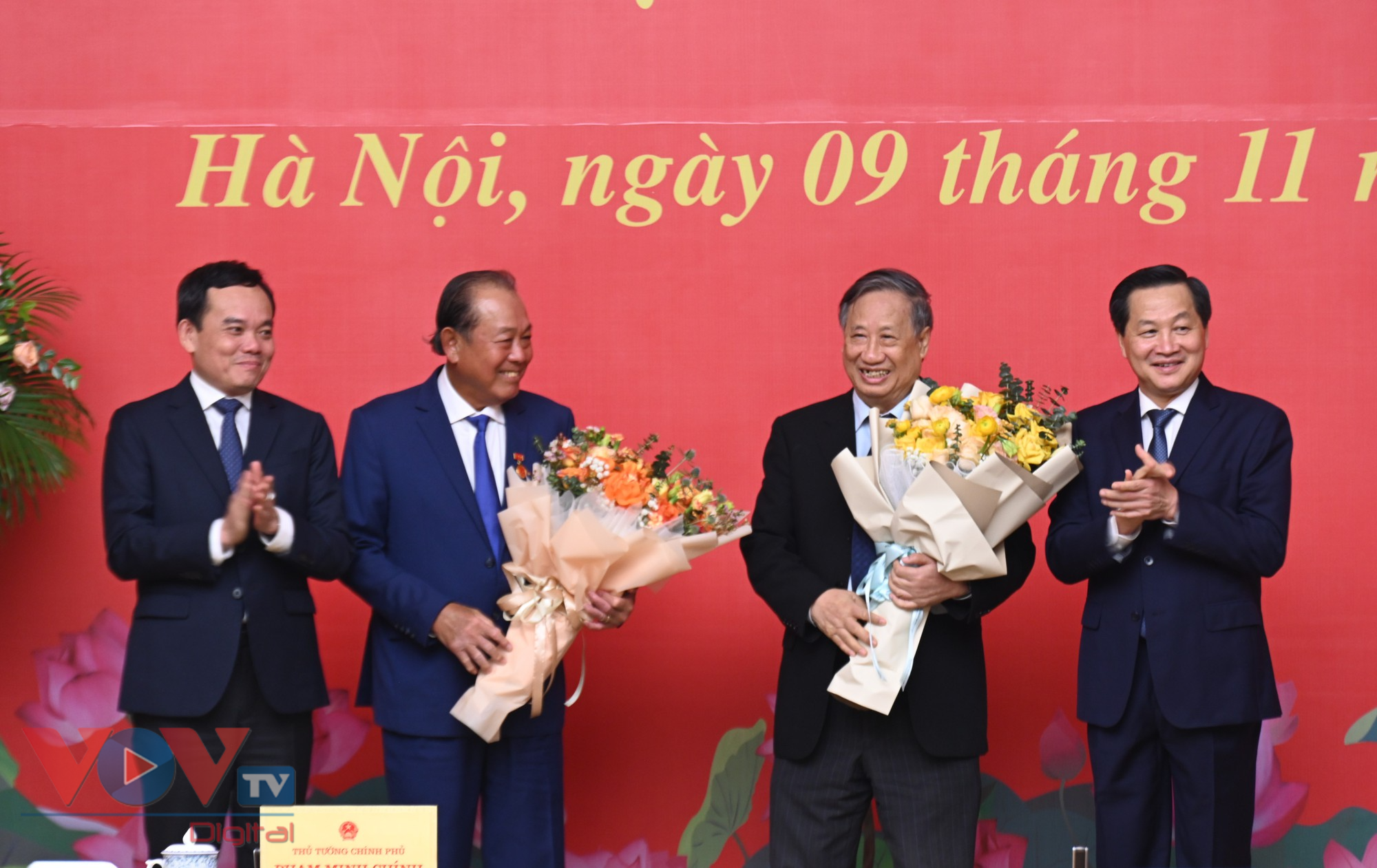 Thủ tướng trao Huy hiệu Đảng cho các đồng chí Phạm Gia Khiêm và Trương Hòa Bình - Ảnh 4.
