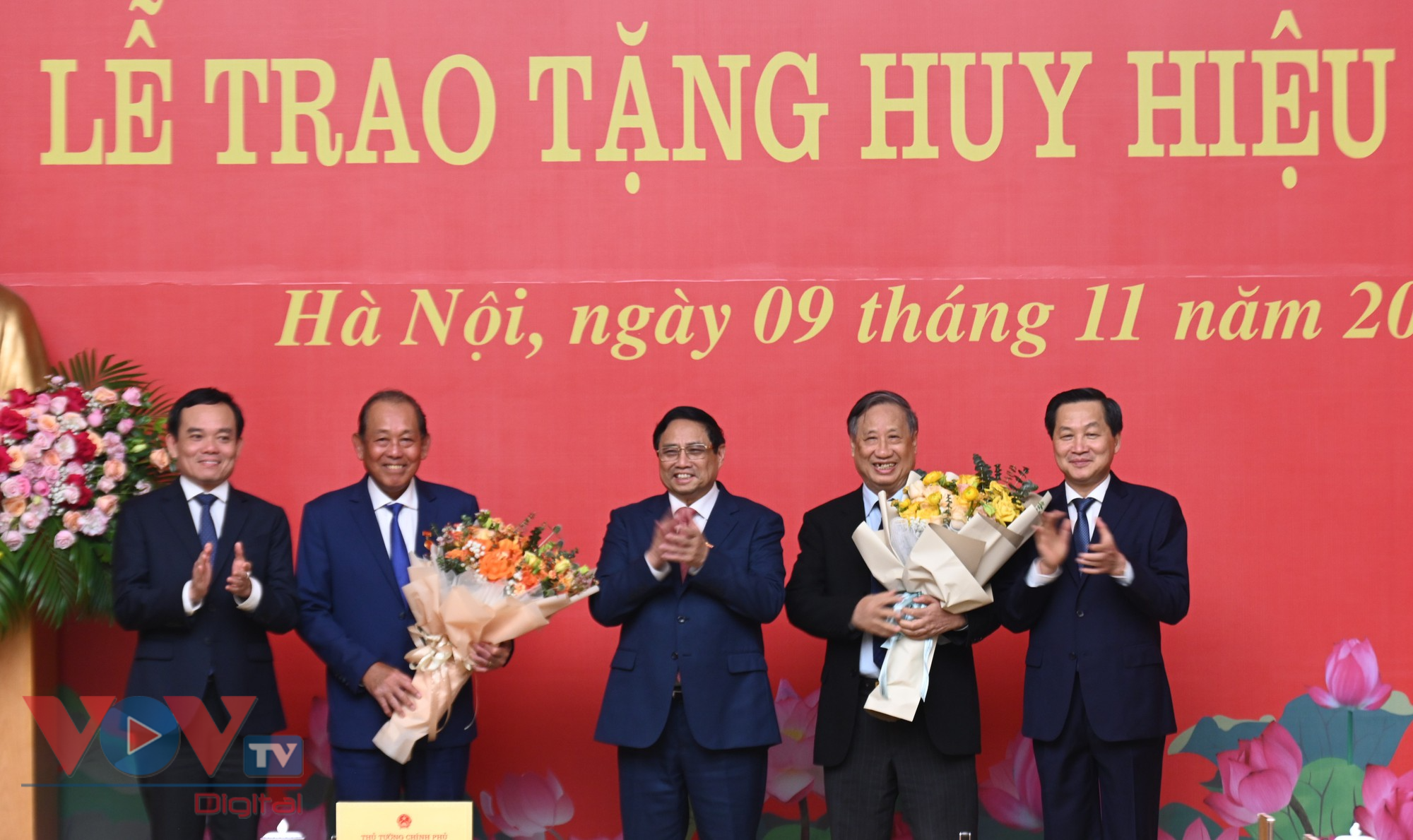 Thủ tướng trao Huy hiệu Đảng cho các đồng chí Phạm Gia Khiêm và Trương Hòa Bình - Ảnh 5.