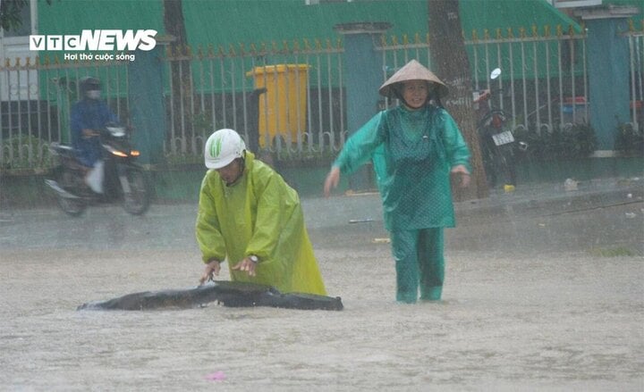 Mưa như trút nước, nguy cơ cao xảy ra lũ quét và sạt lở ở 7 tỉnh miền Trung- Ảnh 1.