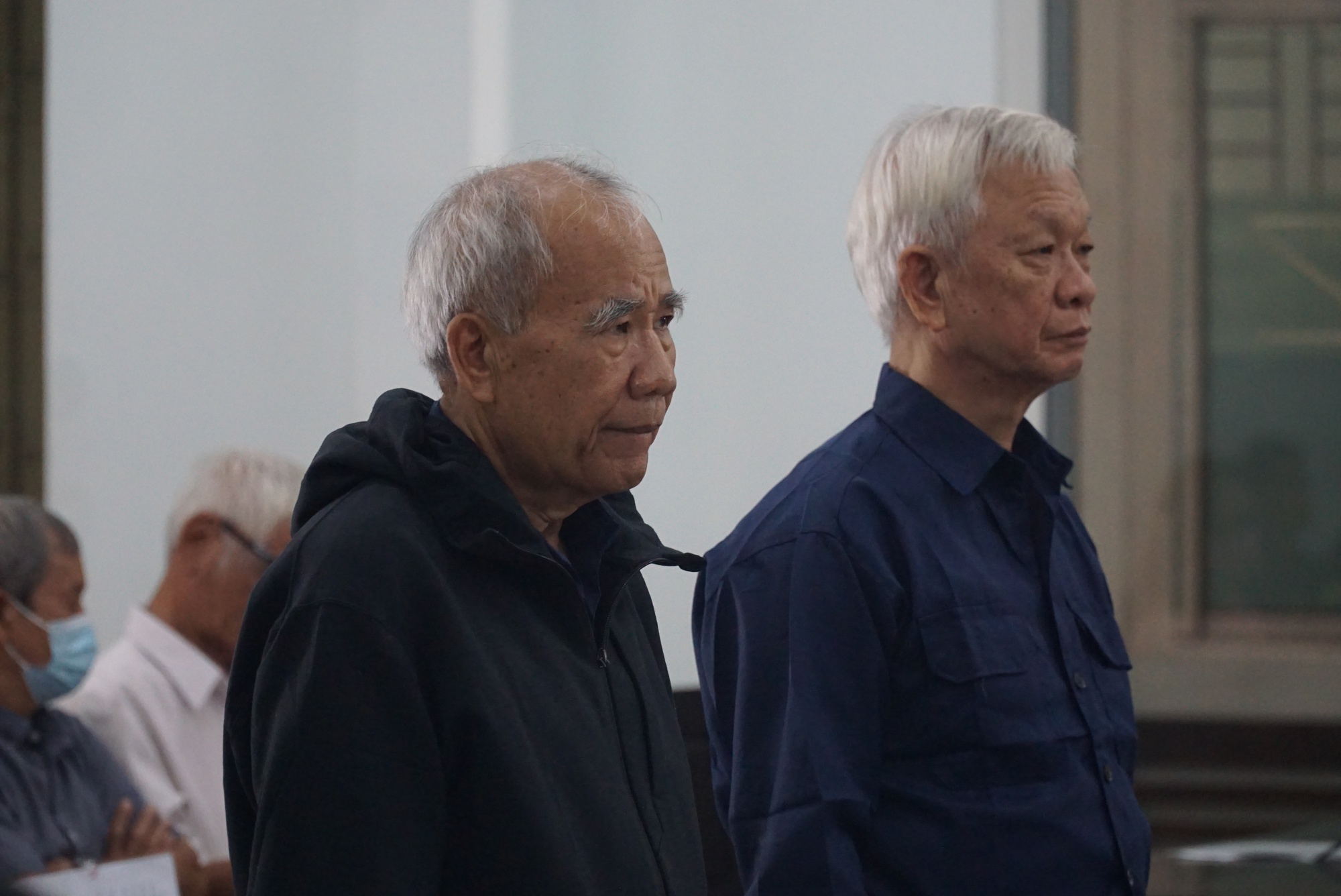 Ông Nguyễn Chiến Thắng (phải), cựu Chủ tịch UBND tỉnh Khánh Hòa và ông Đào Công Thiên, cựu Phó Chủ tịch UBND tỉnh Khánh Hòa tại phiên tòa.jpg