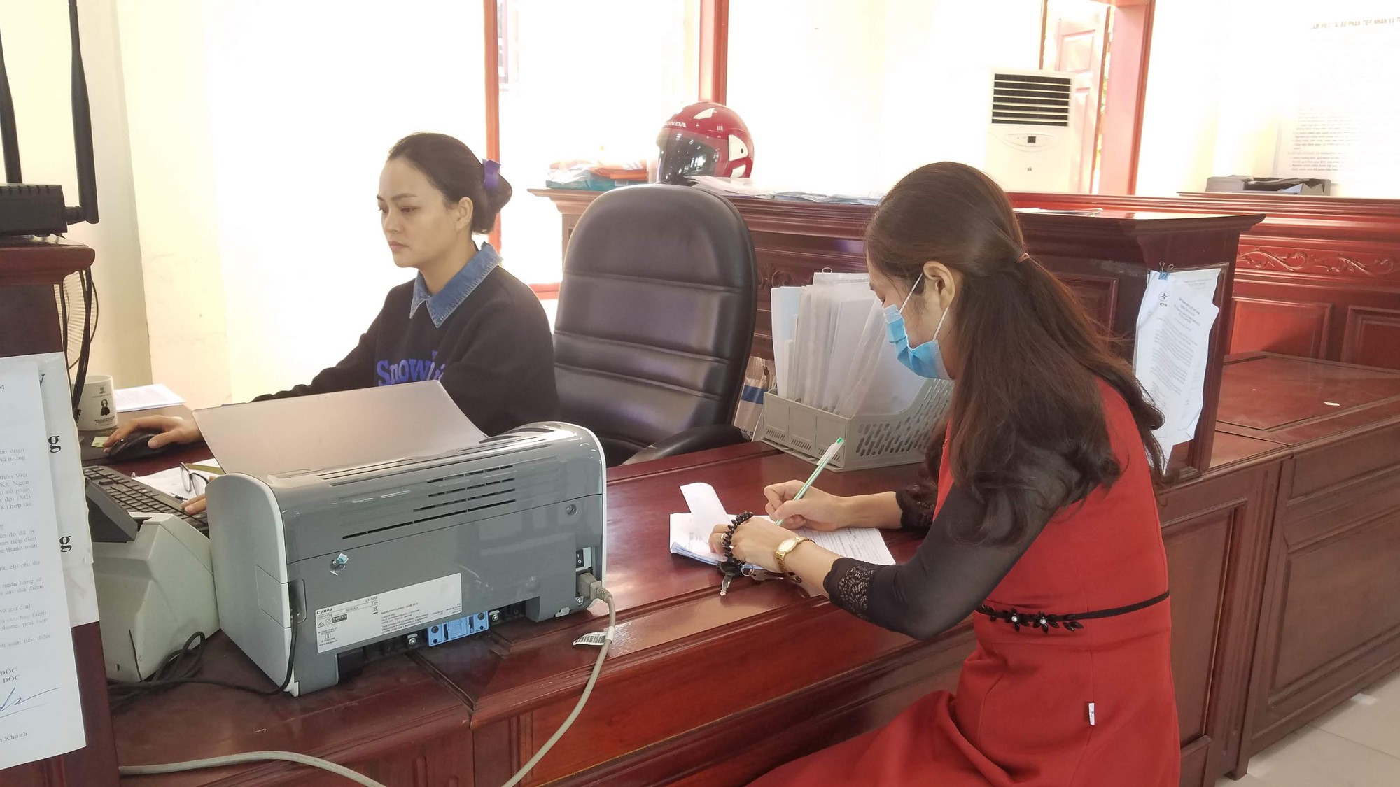 Người dân thực hiện các thủ tục tại Bộ phận Tiếp nhận và Trả kết quả hồ sơ thị xã Duy Tiên.jpg