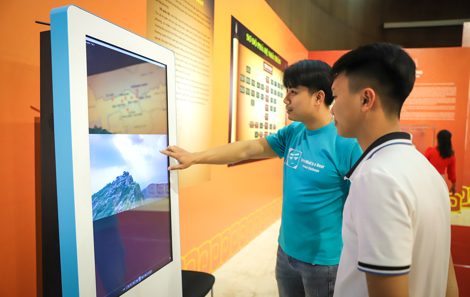 14 – Các màn hình tương tác, trình chiếu video cũng giúp nâng cao trải nghiệm của du khách với câu chuyện sinh động về lịch sử phát triển của nhà Trần và hoằng dương Phật pháp của ba vị Tam Tổ Trúc Lâ.jpg