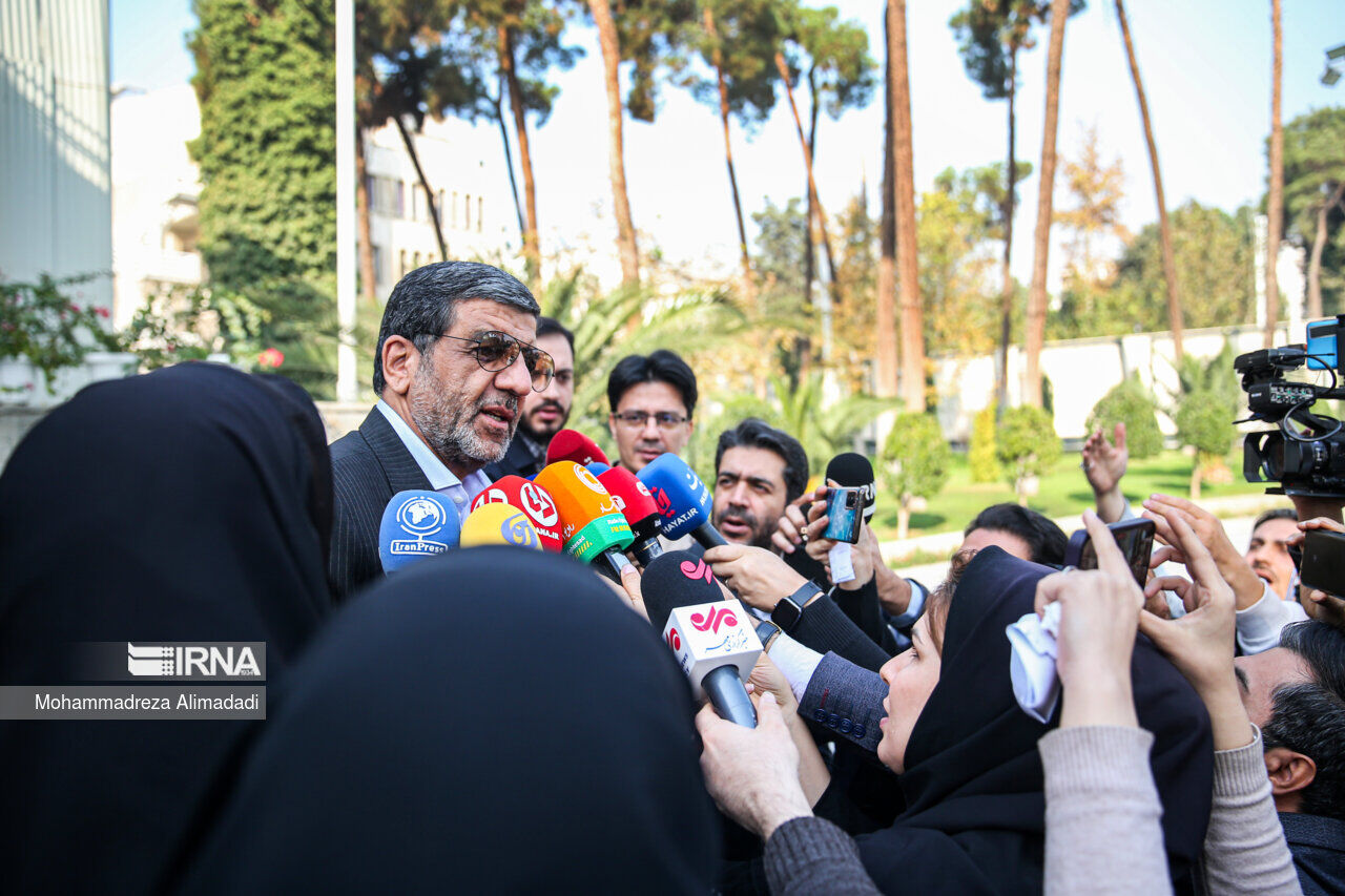 13.12.23 Bộ trưởng Di sản Văn hóa và Du lịch Iran, Ezzatollah Zarghami phát biểu trước giới báo chí.jpg