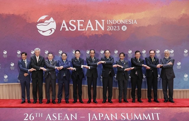 Thủ tướng lên đường dự Hội nghị cấp cao kỷ niệm 50 năm quan hệ ASEAN-Nhật Bản- Ảnh 1.