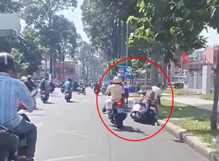 Tạm đình chỉ cảnh sát giao thông đạp người đi xe máy ngã xuống đường- Ảnh 2.