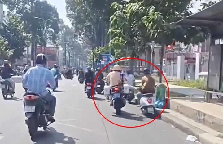 Tạm đình chỉ cảnh sát giao thông đạp người đi xe máy ngã xuống đường- Ảnh 1.
