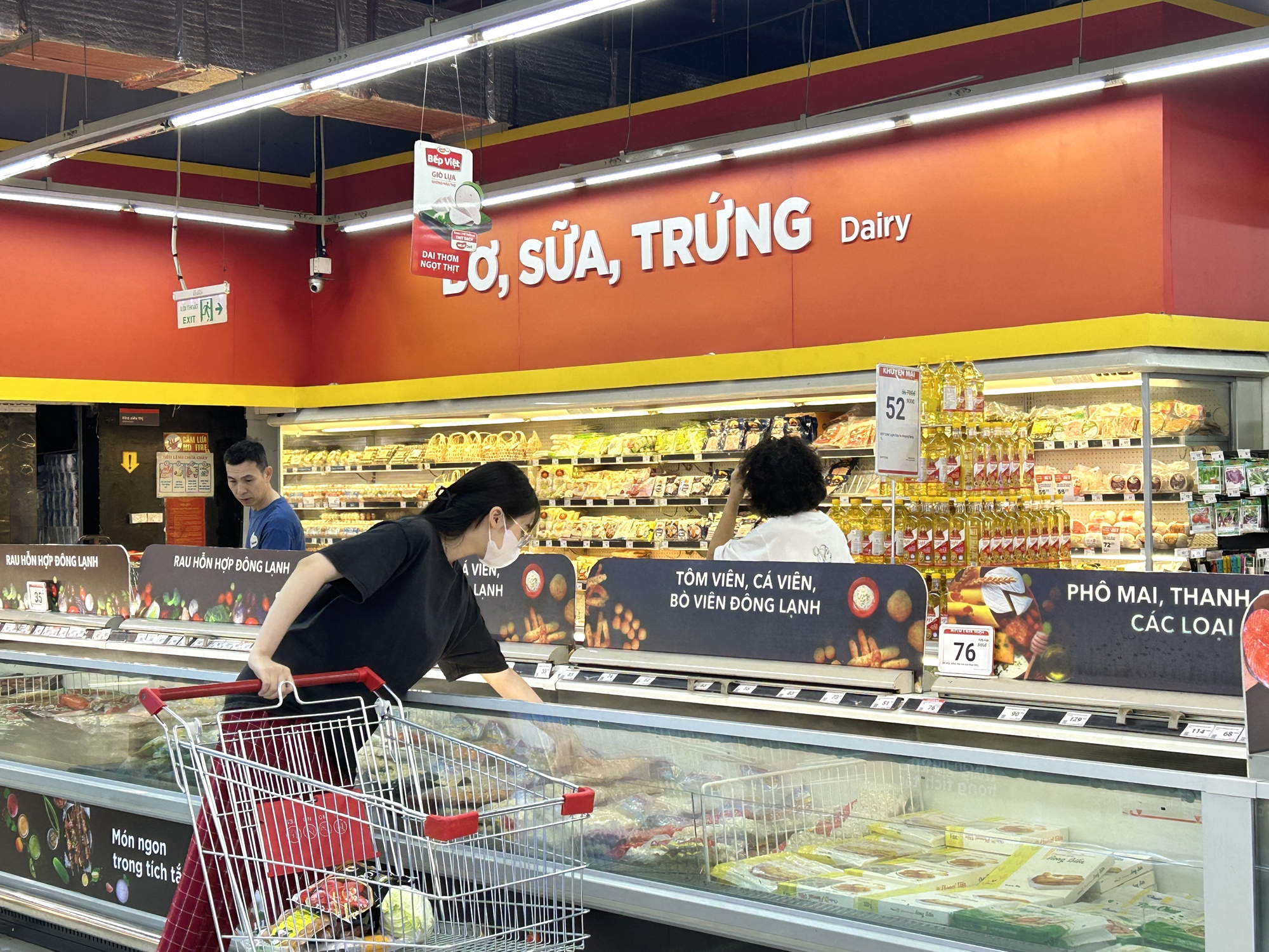 Khách hàng mua sắm tại WinMart.JPG