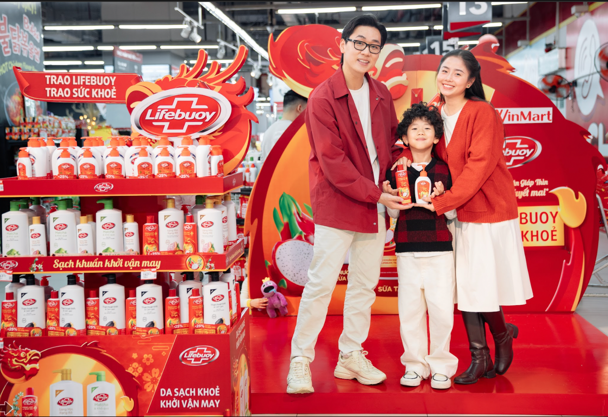 Gia đình nhà Đậu tại sự kiện ra mắt sản phẩm mới của Lifebuoy ở WinMart Times City.png