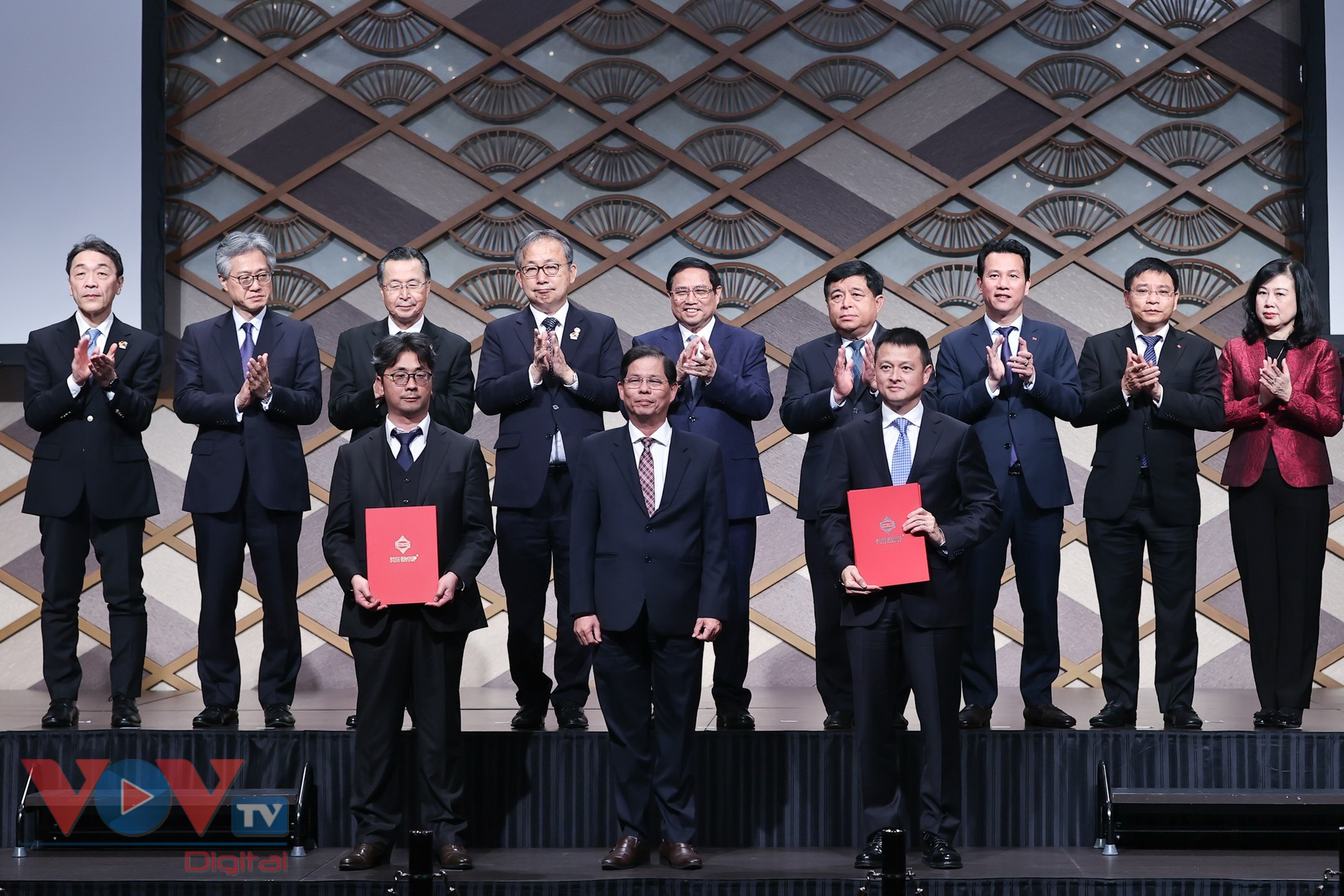 Chủ tịch UBND tỉnh Khánh Hòa Nguyễn Tấn Tuân chứng kiến Tập đoàn Sun Group trao thỏa thuận hợp tác xây dựng tại khu kinh tế Vân Phong với Tập đoàn Taisei và các nhà đầu tư. .jpg