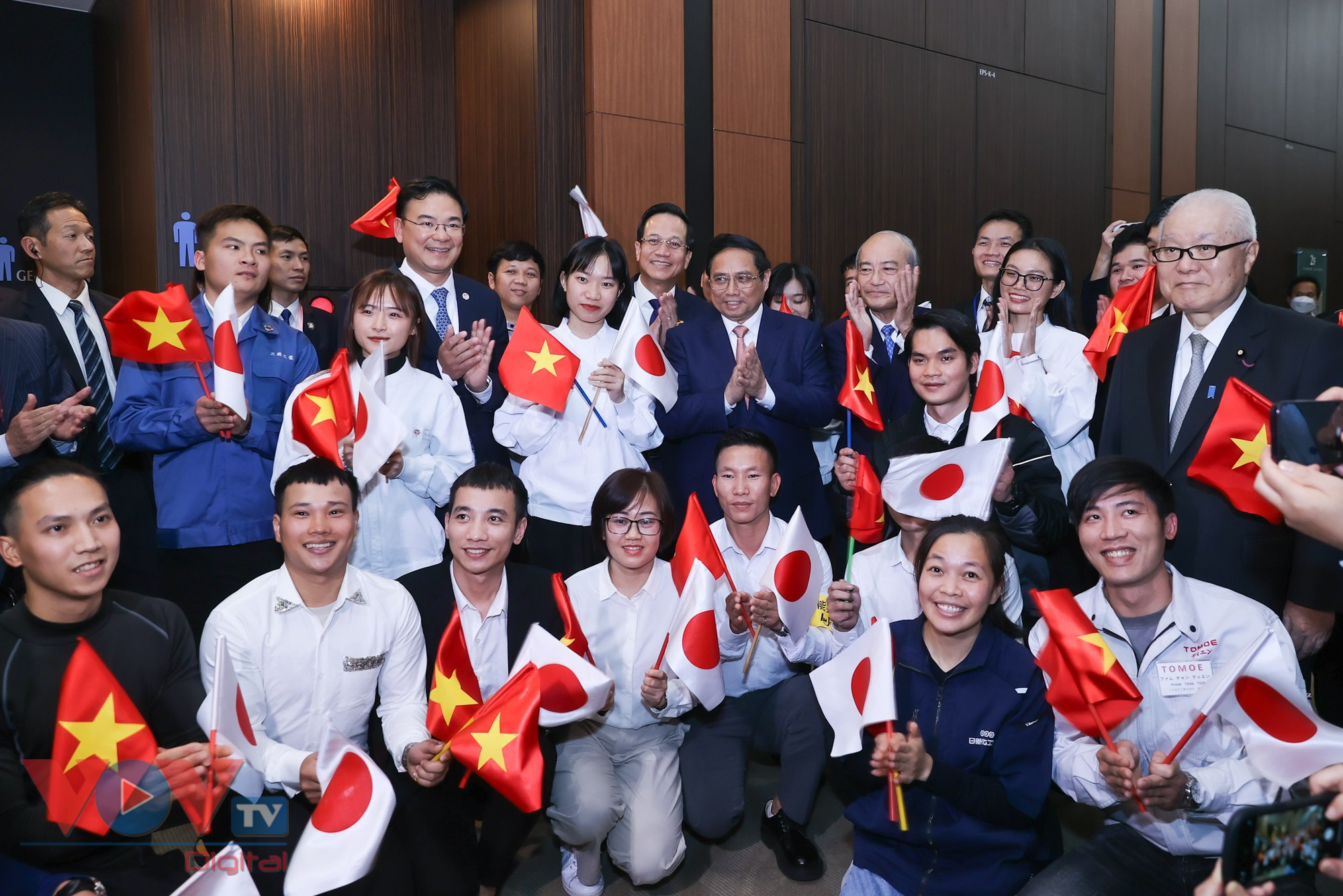 Thủ tướng chụp ảnh với các thực tập sinh, lao động người Việt Nam đang làm việc và học tập tại Nhật Bản trước khi dự Diễn đàn hợp tác lao động Việt Nam-Nhật Bản.jpg