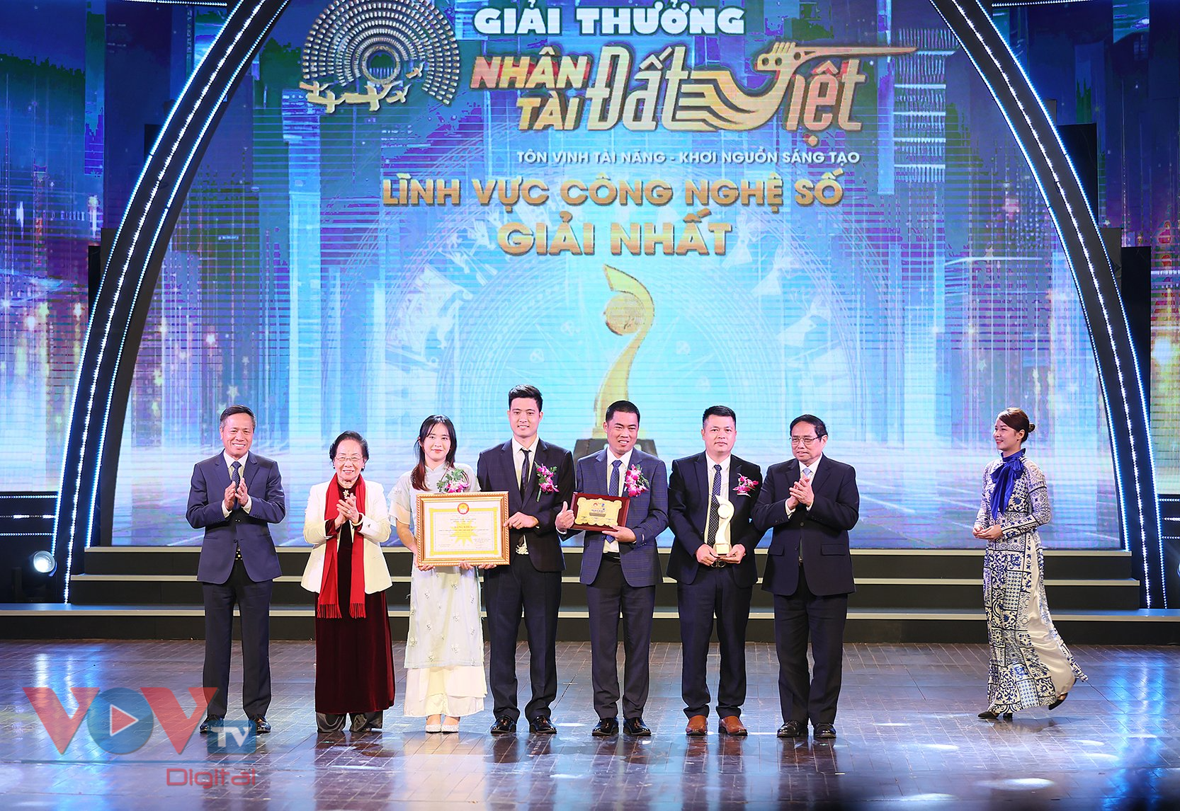 Thủ tướng Phạm Minh Chính dự lễ trao giải thưởng “Nhân tài Đất Việt” lần thứ 17- Ảnh 1.