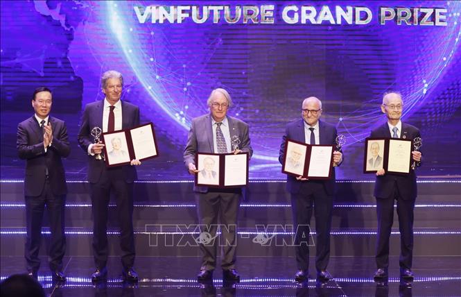 Giải thưởng Chính của VinFuture 2023: Phát minh về pin mặt trời và lưu trữ bằng pin Lithium-ion- Ảnh 1.