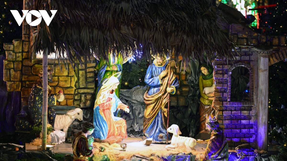 Người Hà Nội chen chân đón lễ Giáng sinh ở Nhà thờ Lớn trong giá lạnh- Ảnh 3.