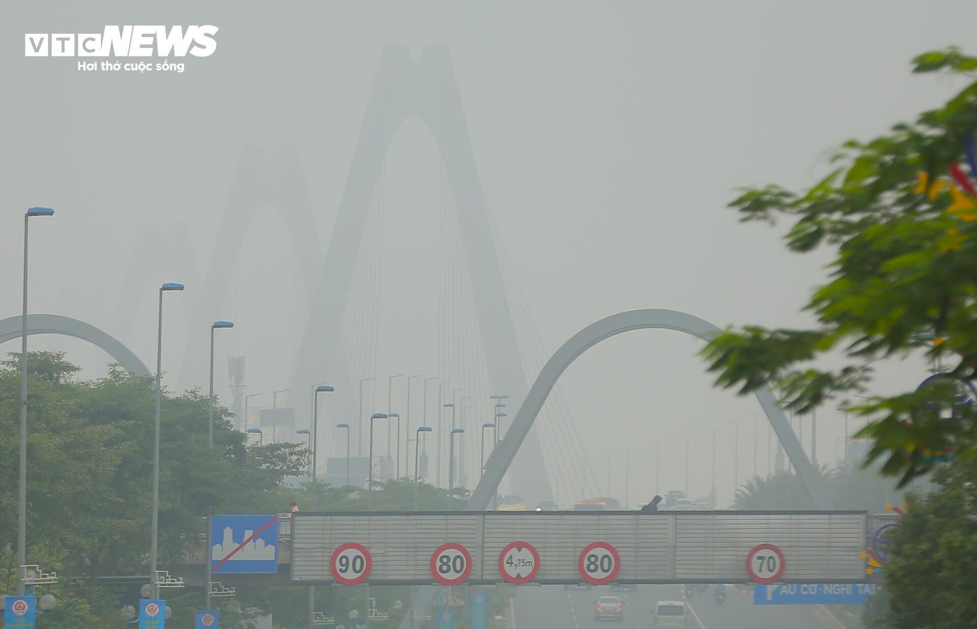 Hà Nội ô nhiễm không khí thứ 3 thế giới, bầu trời mịt mù từ sáng tới trưa- Ảnh 14.
