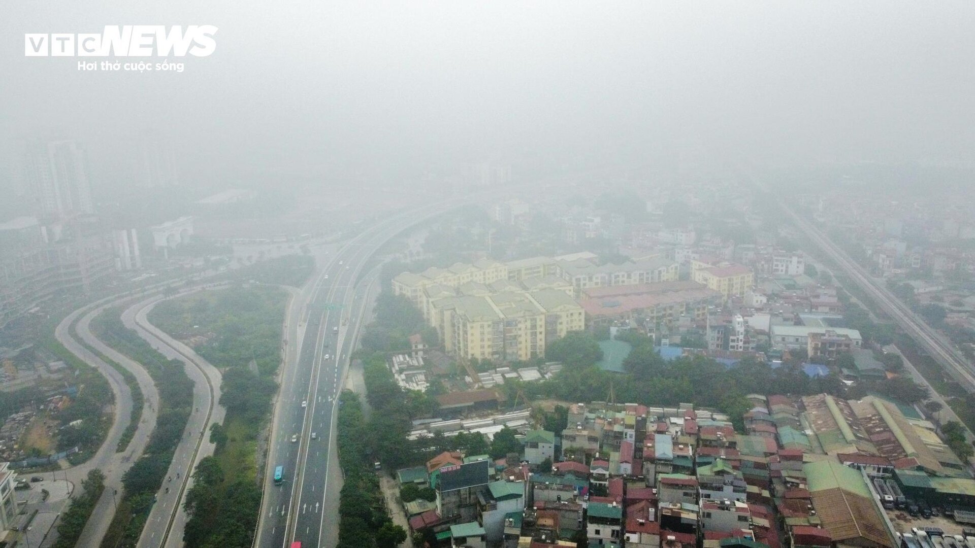 Hà Nội ô nhiễm không khí thứ 3 thế giới, bầu trời mịt mù từ sáng tới trưa- Ảnh 6.