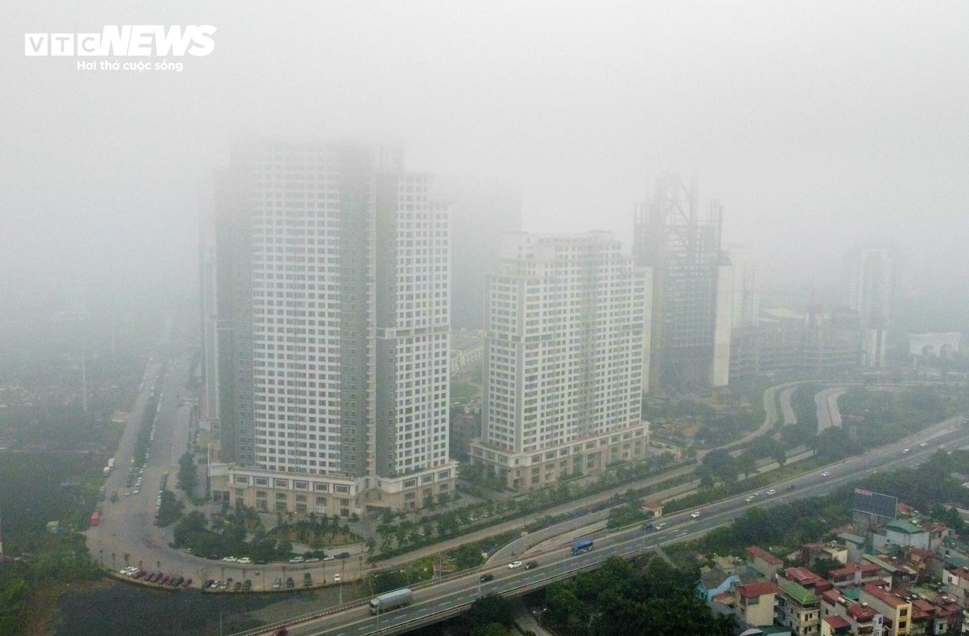 Hà Nội ô nhiễm không khí thứ 3 thế giới, bầu trời mịt mù từ sáng tới trưa- Ảnh 3.