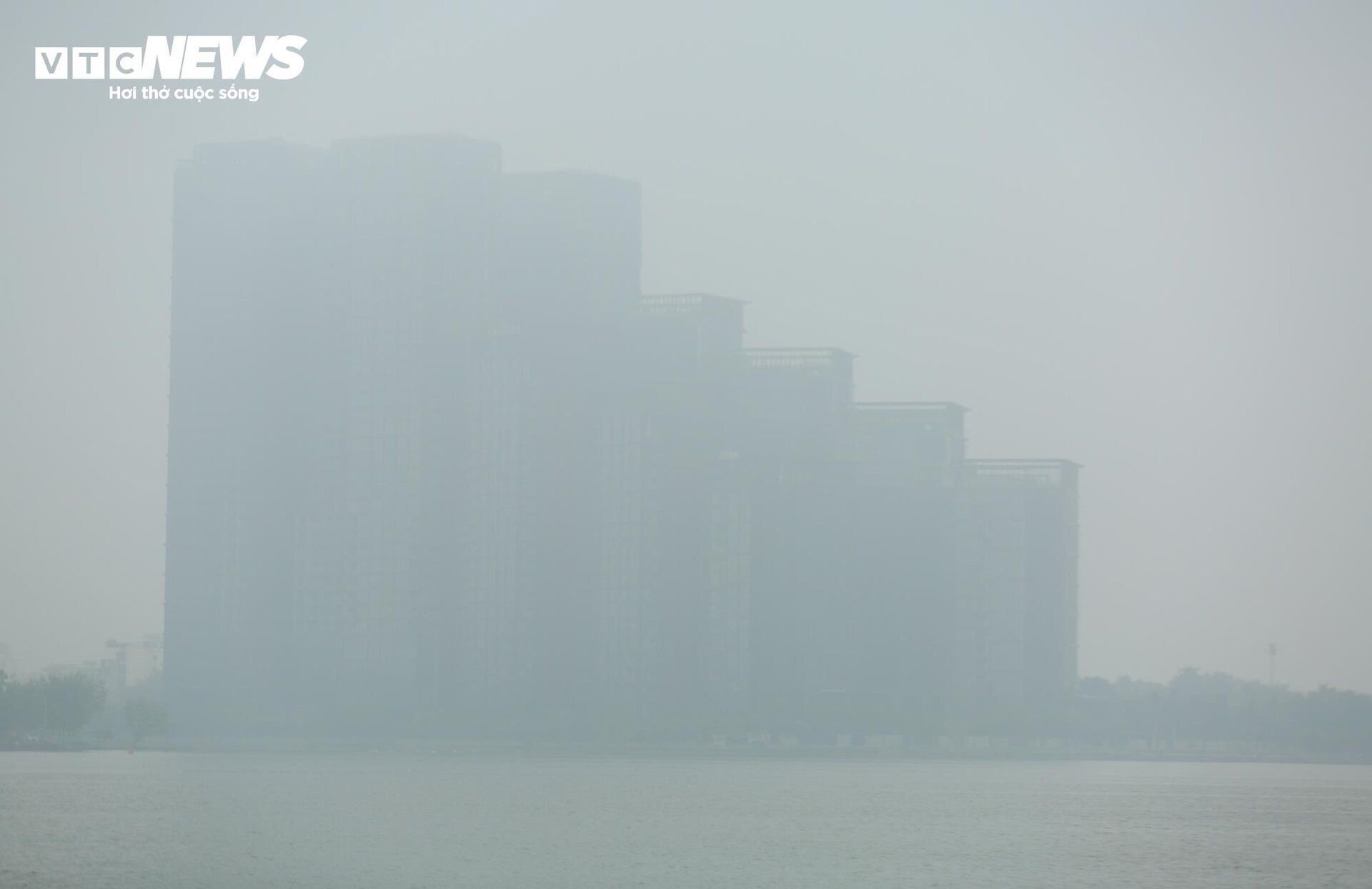 Hà Nội ô nhiễm không khí thứ 3 thế giới, bầu trời mịt mù từ sáng tới trưa- Ảnh 12.