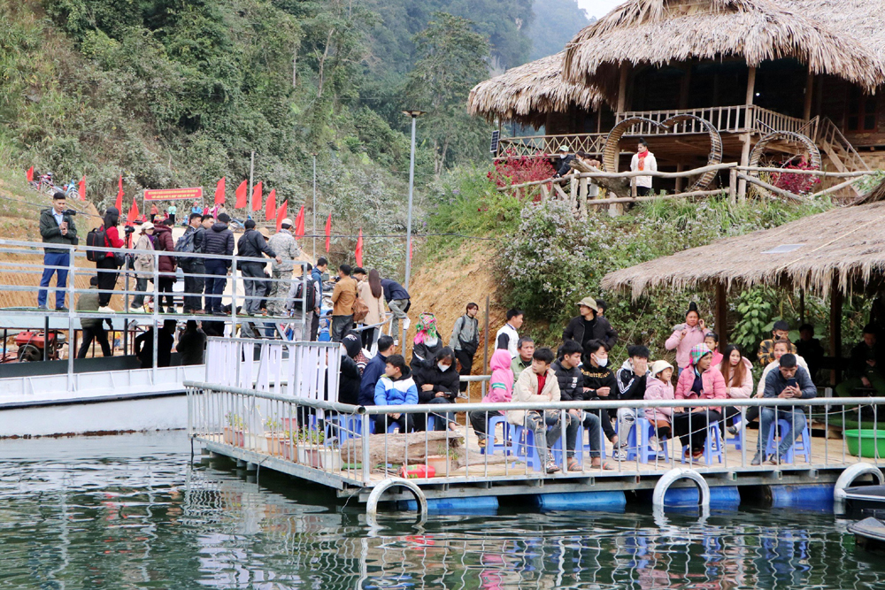Nhiều khu, điểm du lịch ở Lai Châu đón đông đảo khách du lịch trong dịp nghỉ Tết dương lịch năm nay.jpg