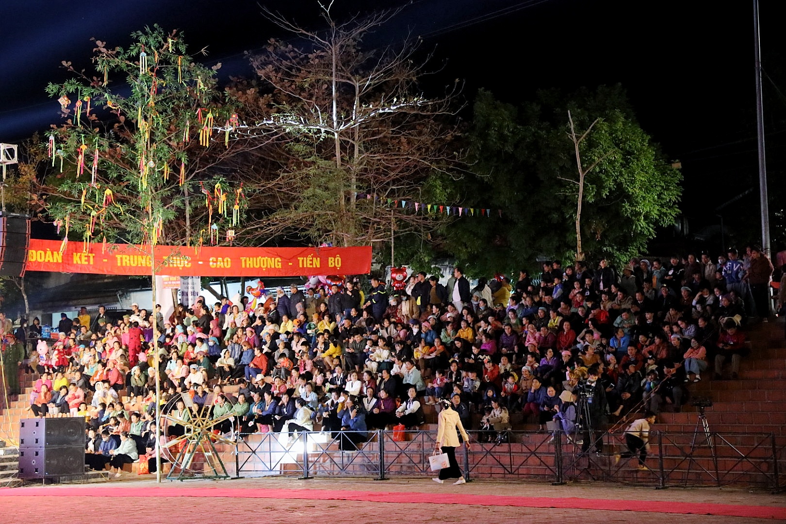 Đông đảo người dân Điện Biên tham dự sự kiện chào đón năm mới..jpg