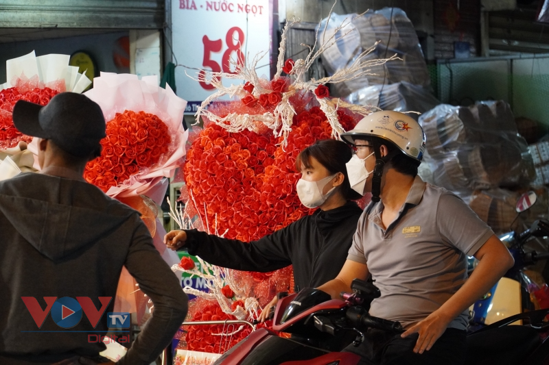 Valentine ở TP.HCM: Hoa hồng tăng giá gấp 2-3 lần - Ảnh 2.