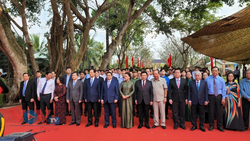Thủ tướng Phạm Minh Chính và lãnh đạo Đảng, Nhà nước dâng hương tưởng niệm đồng chí Huỳnh Tấn Phát - Ảnh 2.