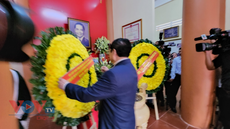 Thủ tướng Phạm Minh Chính và lãnh đạo Đảng, Nhà nước dâng hương tưởng niệm đồng chí Huỳnh Tấn Phát - Ảnh 4.
