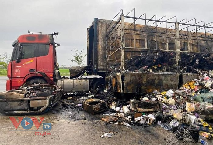 Quảng Nam: Ô tô tải và xe container cháy trơ khung khi đỗ trước cây xăng - Ảnh 1.
