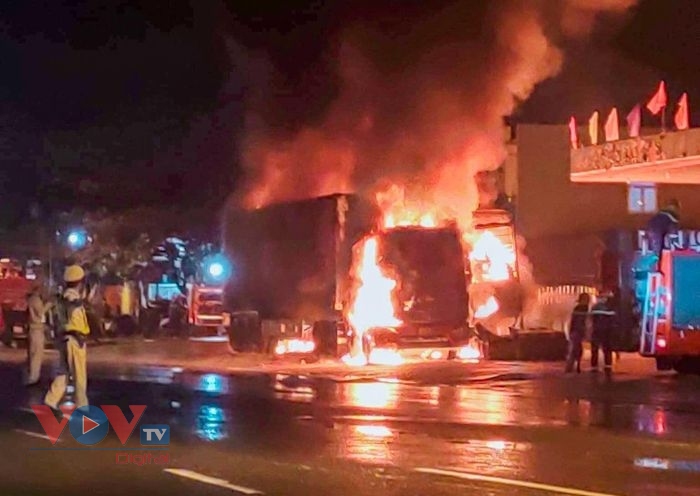 Quảng Nam: Ô tô tải và xe container cháy trơ khung khi đỗ trước cây xăng - Ảnh 2.