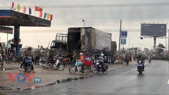 Quảng Nam: Ô tô tải và xe container cháy trơ khung khi đỗ trước cây xăng - Ảnh 3.