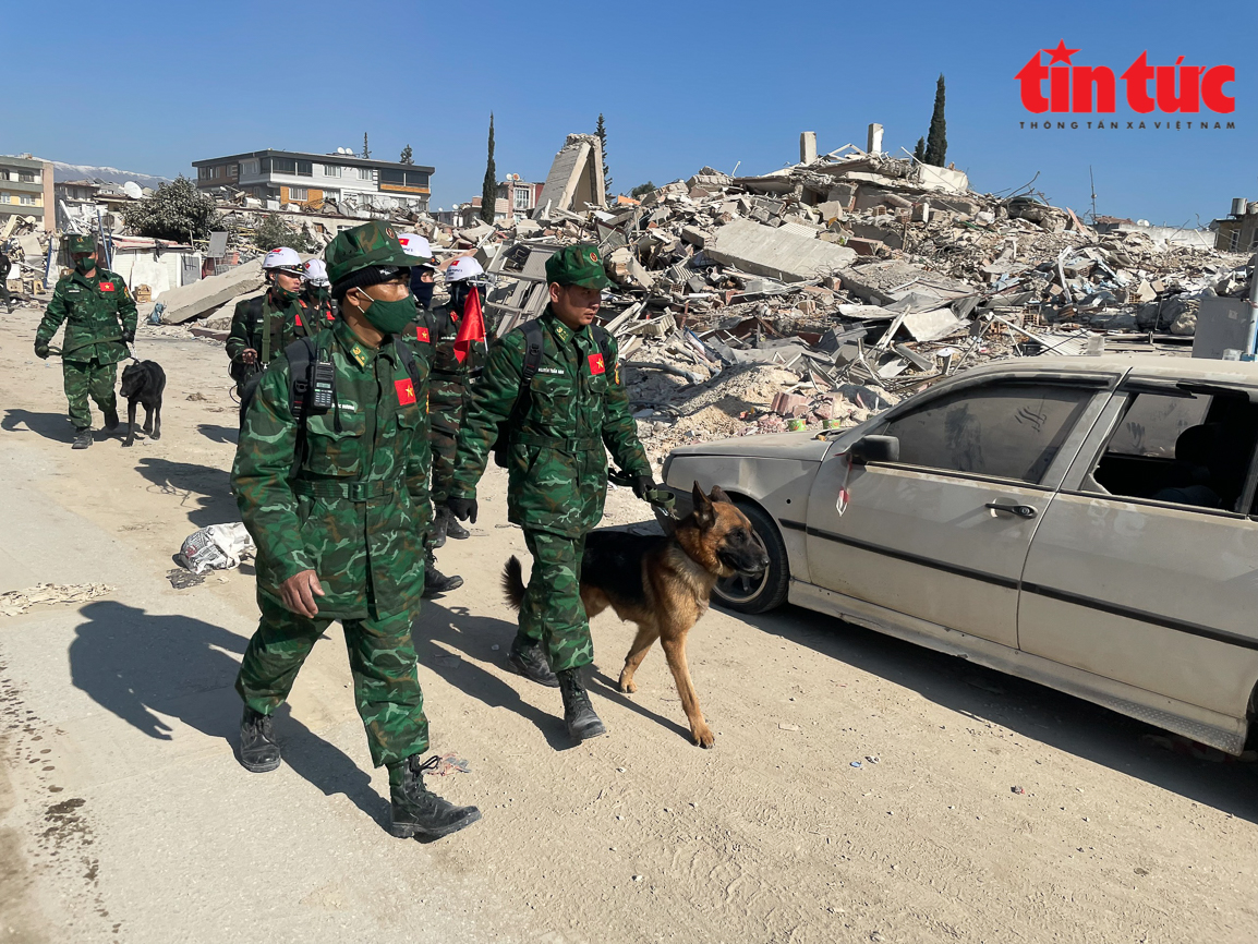 Lực lượng cứu nạn Quân đội tìm thấy 2 vị trí có dấu hiệu sự sống tại Thổ Nhĩ Kỳ - Ảnh 2.