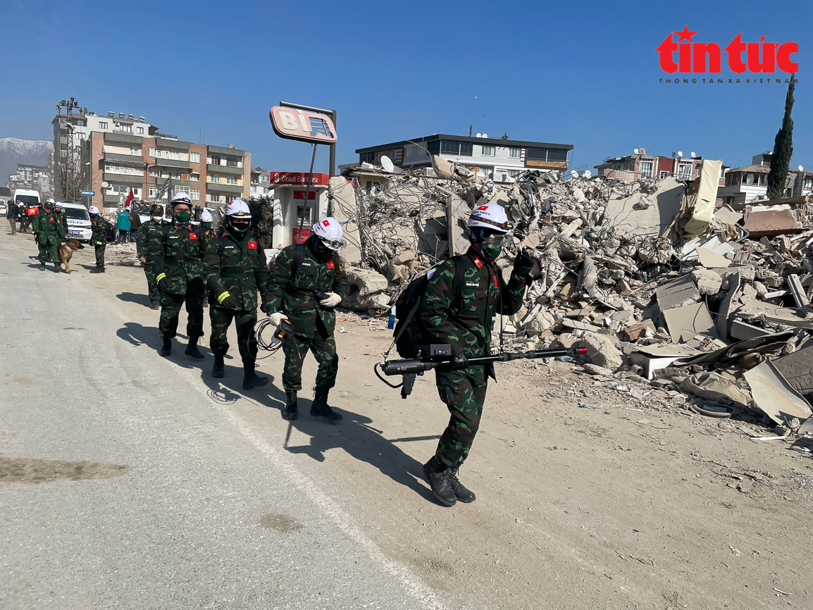 Lực lượng cứu nạn Quân đội tìm thấy 2 vị trí có dấu hiệu sự sống tại Thổ Nhĩ Kỳ - Ảnh 3.