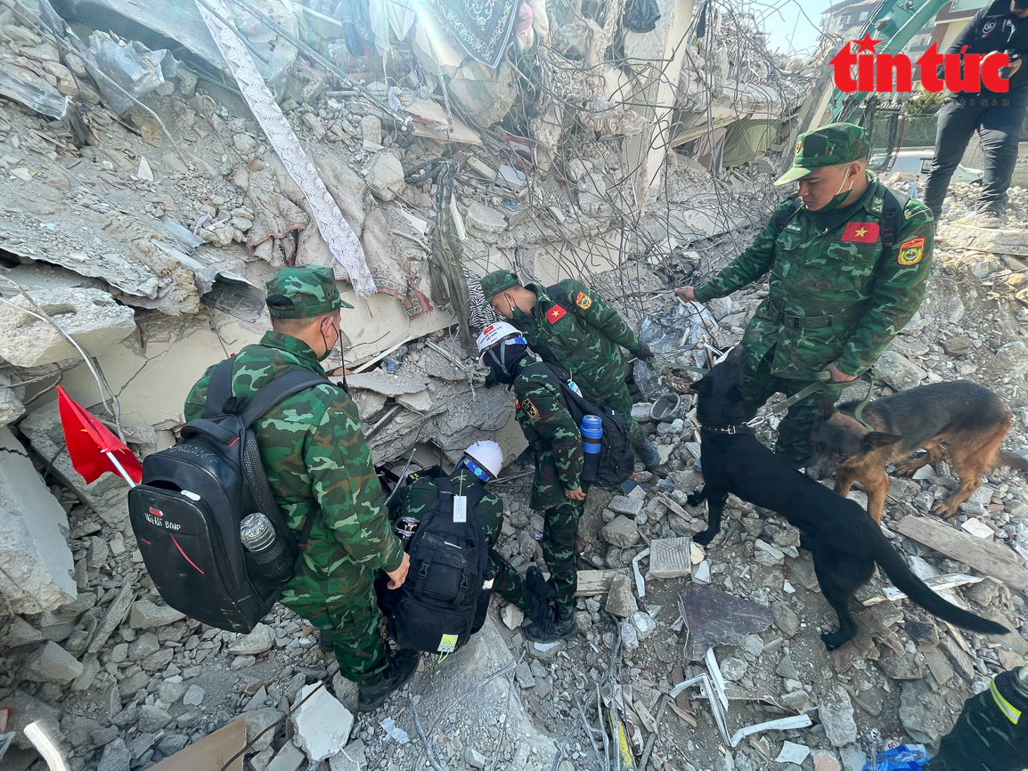 Lực lượng cứu nạn Quân đội tìm thấy 2 vị trí có dấu hiệu sự sống tại Thổ Nhĩ Kỳ - Ảnh 4.