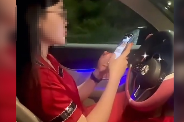 Xử phạt nữ tài xế Mercedes buông 2 tay, 'dán mắt' vào điện thoại để quay TikTok - Ảnh 1.
