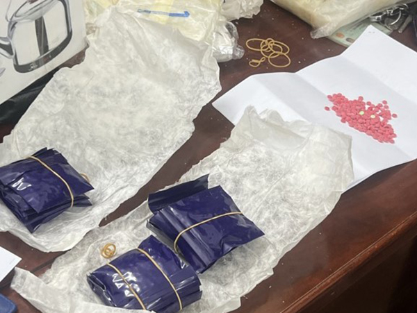Đà Nẵng: Bắt vụ mua bán trái phép 2 kilogram ma túy đá và 16.000 viên hồng phiến - Ảnh 3.