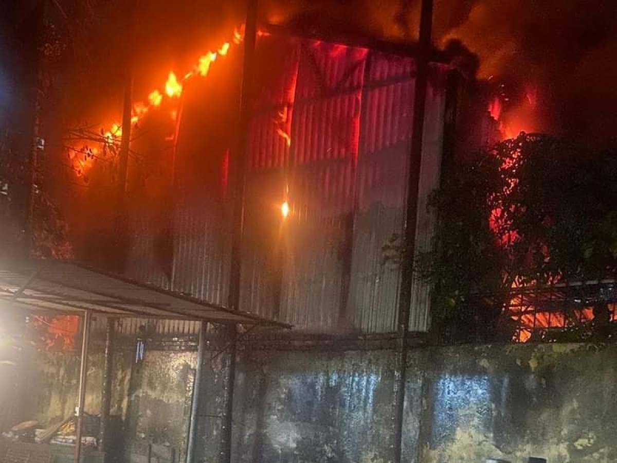 Nhà xưởng tại Hà Nội bùng cháy dữ dội trong đêm - Ảnh 1.