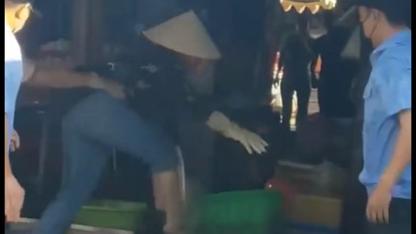 Xác minh video nhóm người xô xát với tiểu thương trong chợ ở Bình Phước - Ảnh 2.