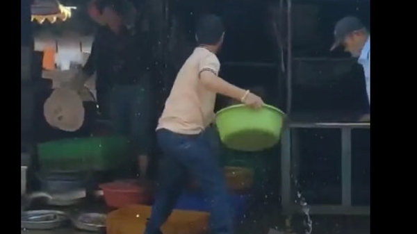 Xác minh video nhóm người xô xát với tiểu thương trong chợ ở Bình Phước - Ảnh 1.