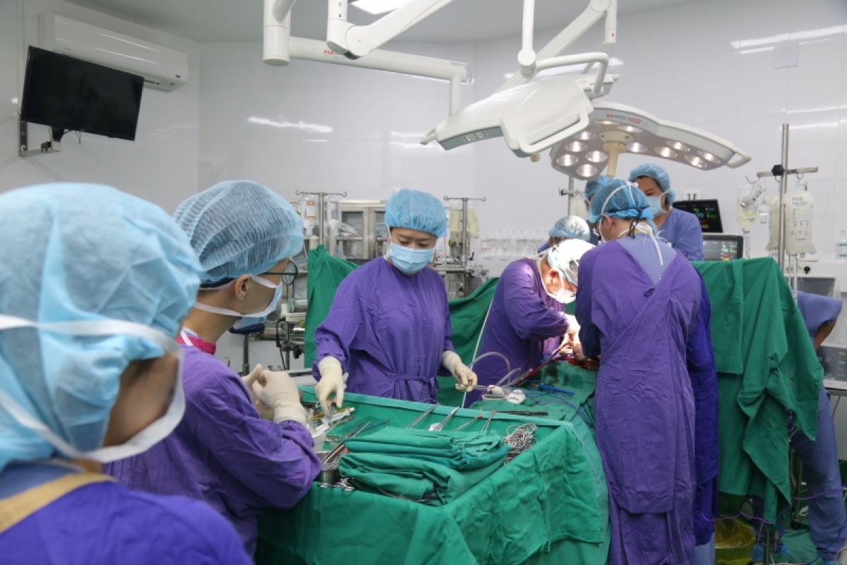 Bệnh viện Chợ Rẫy và Việt Đức trắng đêm nỗ lực ghép tạng xuyên Việt - Ảnh 3.