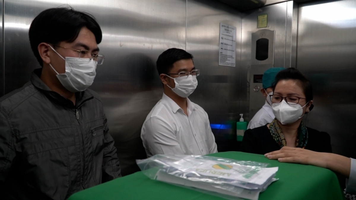 Bệnh viện Chợ Rẫy và Việt Đức trắng đêm nỗ lực ghép tạng xuyên Việt - Ảnh 2.