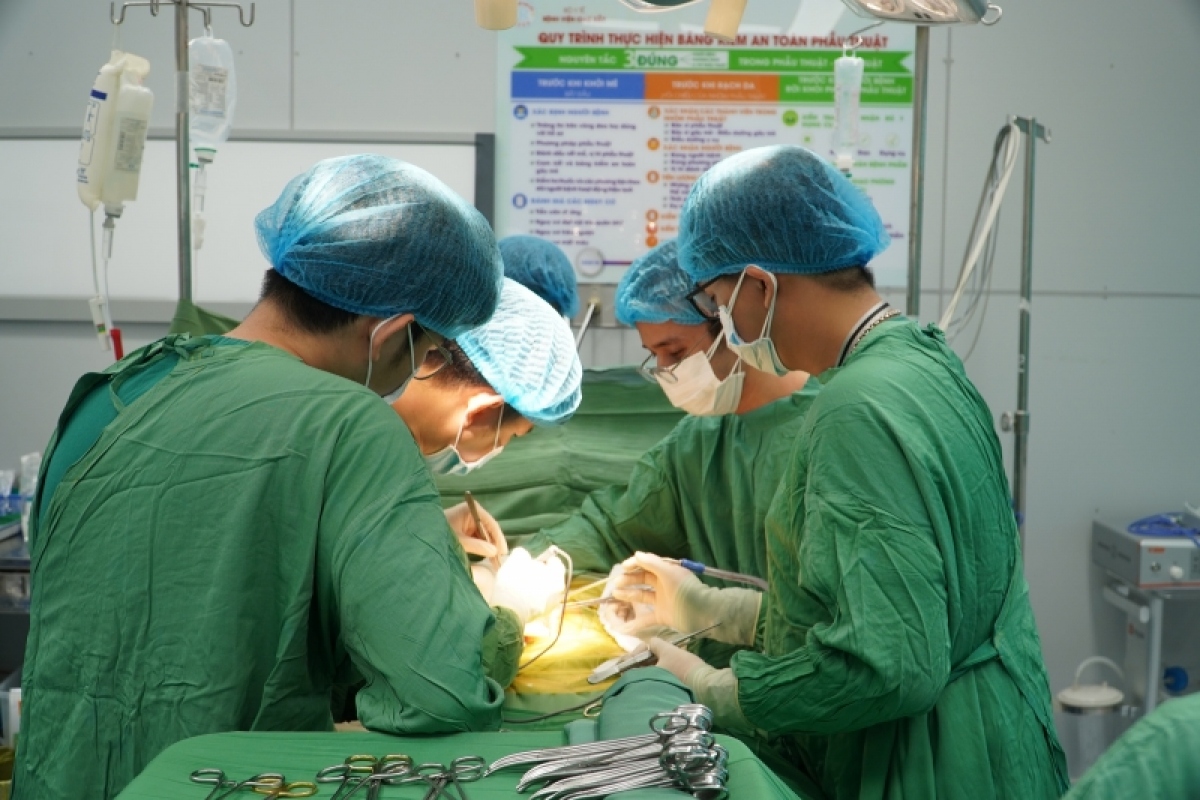 Bệnh viện Chợ Rẫy và Việt Đức trắng đêm nỗ lực ghép tạng xuyên Việt - Ảnh 1.
