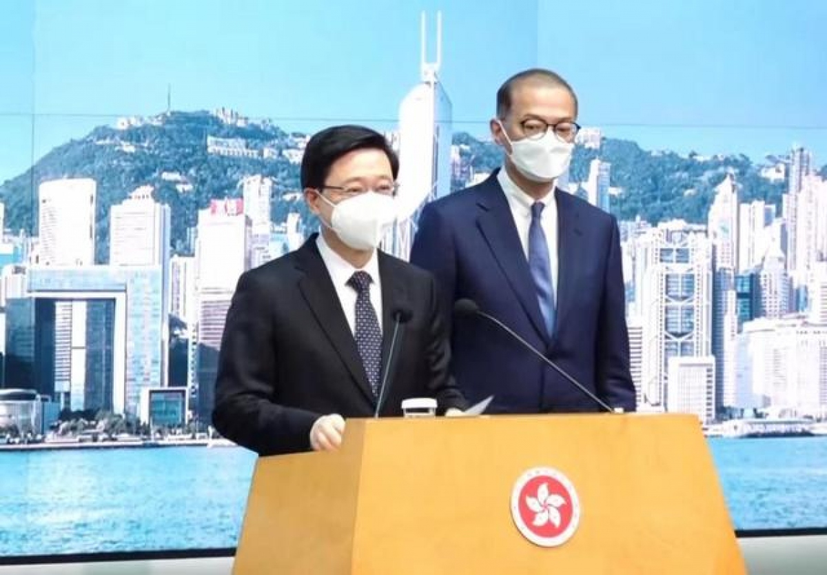 Hong Kong (Trung Quốc) dỡ bỏ lệnh đeo khẩu trang từ ngày 1/3 - Ảnh 1.