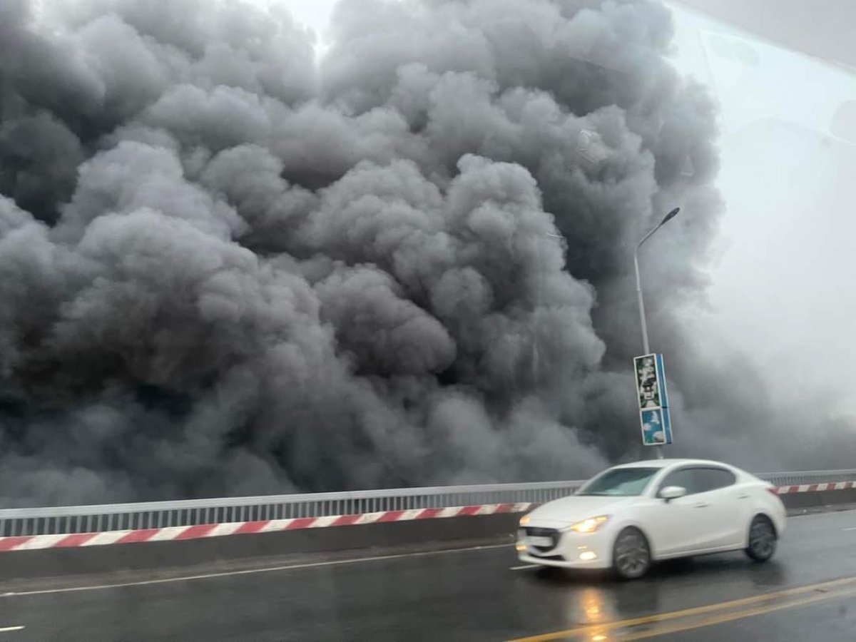 Cháy bãi phế liệu dưới chân cầu Thăng Long, giao thông trên cầu ách tắc vì khói bụi - Ảnh 2.