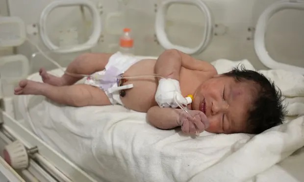 Bé gái sơ sinh còn nguyên dây rốn sống sót thần kỳ trong trận động đất kinh hoàng ở Syria - Ảnh 1.