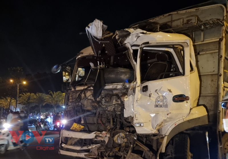 Bình Định: Xe khách va chạm với xe tải, 13 người bị thương - Ảnh 1.