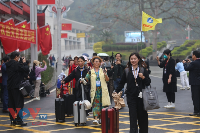 Hơn 100 khách Trung Quốc du lịch Việt Nam qua cửa khẩu quốc tế Hữu Nghị - Ảnh 3.